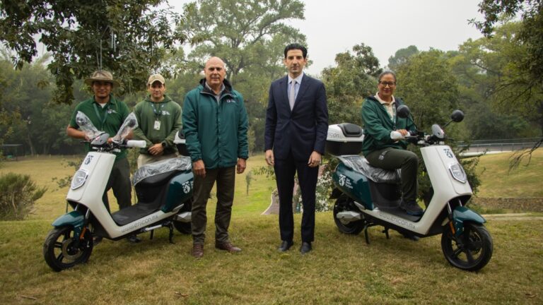 San Pedro Parques recibe donación de motocicletas eléctricas por parte de Enicon Energy and Infrastructure Co.